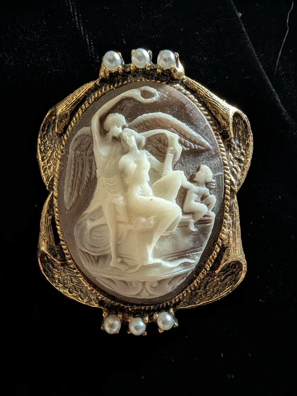 Vintage Cupid & Psyche Cameo Brooch / Pendant